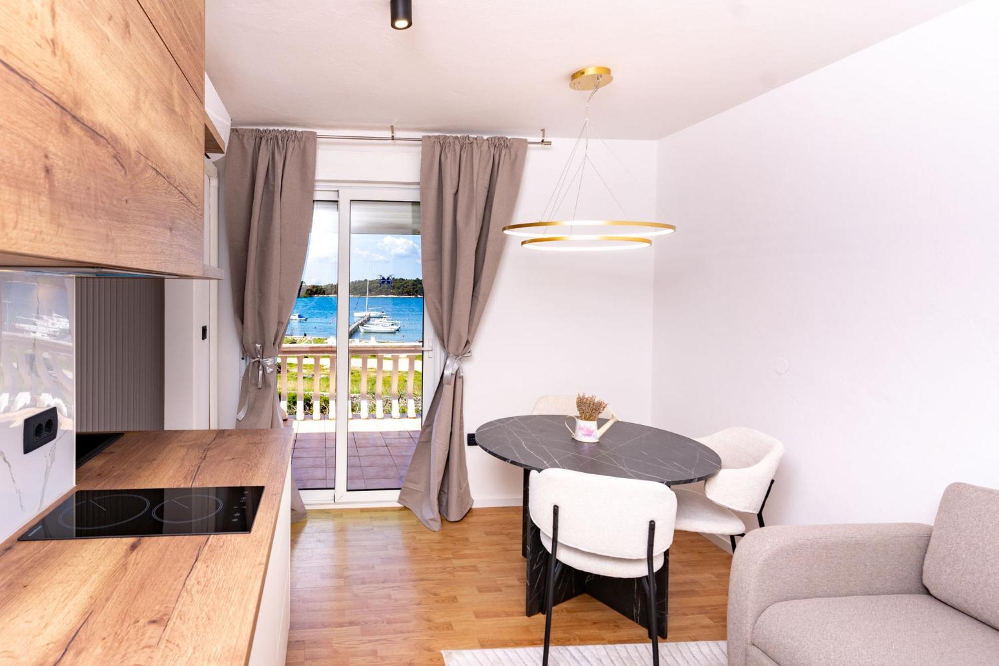 Guesthouse Mira ราบ ภายนอก รูปภาพ