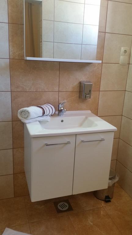 Guesthouse Mira ราบ ภายนอก รูปภาพ